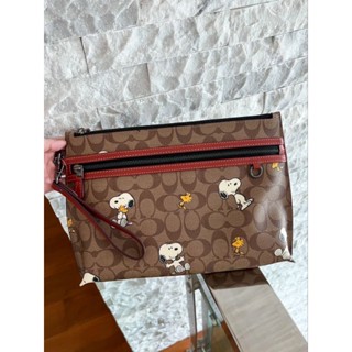 🌈กระเป๋าใส่ของจิปาถะค่ะ ลายใหม่สวยมากกCoach X Peanuts Carry All Pouch In Signature Canvas With Snoopy Woodstock Print