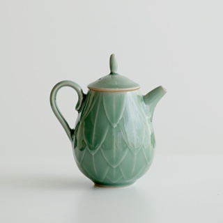 Yue Kiln Celadon ชุดกาน้ําชาเซรามิค ลายนูน รูปดอกบัว แบบสร้างสรรค์ สําหรับครัวเรือน