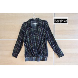 Bershka ป้าย M ลายสก็อตเขียวเข้ม ทรงเก๋ หน้าสั้นทรงขมวด หลัง ยาว สภาพใหม่ อก 40 ยาว 22/25