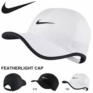 Nike Sportswear AeroBill Featherlight หมวกแก๊ปปรับได้ผู้หญิงสีดำ/สีขาว