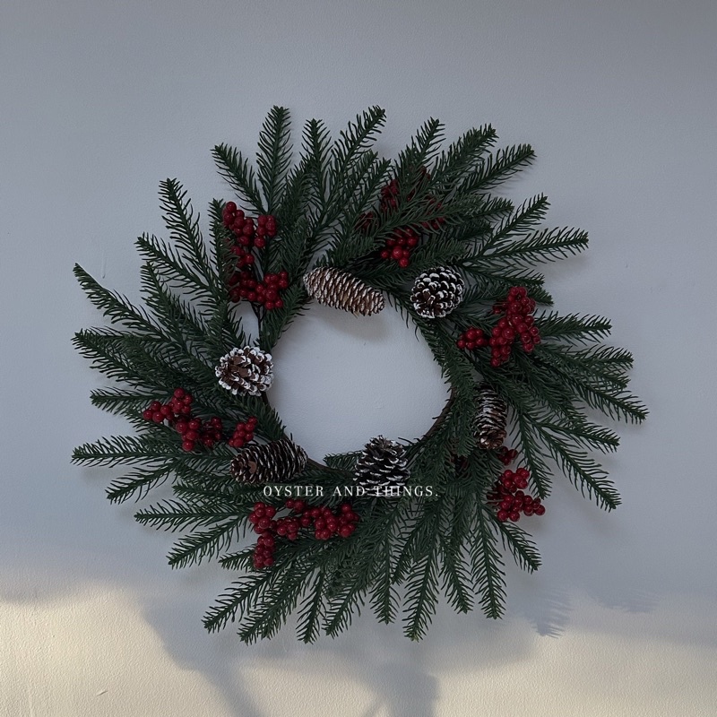 เถาและหรีด คริสต์มาส ตกแต่งด้วยดอกฮอลลี่และลูกสน | Christmas wreath and vine | Christmas | Oyster and Things.