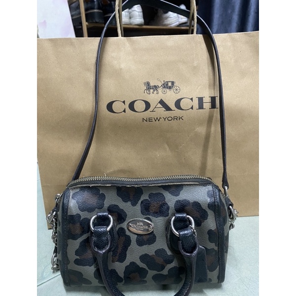 กระเป๋า Coach ทรงหมอนลายเสือจากช็อปเมกา ตัวlimited แท้100% มีตำหนิ