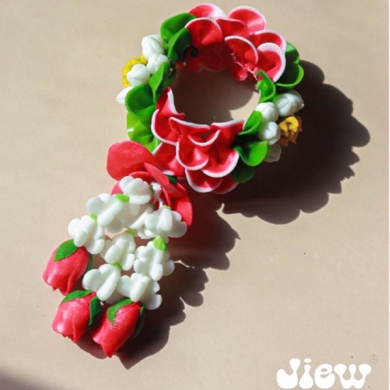 พวงมาลัยมือมะลิ/กลีบกุหลาบสีแดงดินปั้น ขนาด กว้าง 2” สูง 4”