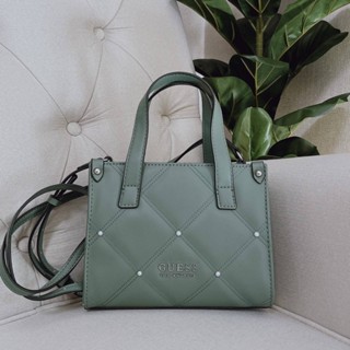 Guess Crossbody สีชมพูปักหมุก  อะไหล่เงิน รบกวนสอบถามก่อนสั่งบางทีหมดค่ะ