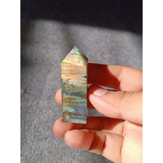 labradorite ลาบราดอร์ไรต์ หินพ่อมด ทรงแท่ง point ฐานมีรอยบิ่น สูง 5.3