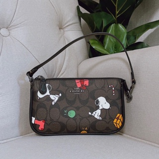 ลายนี้หายาก Coach X Peanuts Nolita 19 In Signature Canvas With Snoopy Presents Print