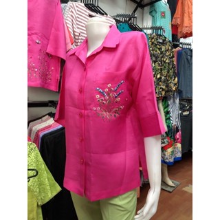 เสื้อลินินคอเชิ้ตปักเรียบๆแขนกระบอกสามส่วน แจกปลายสะโพก ใส่สบายไม่ร้อน