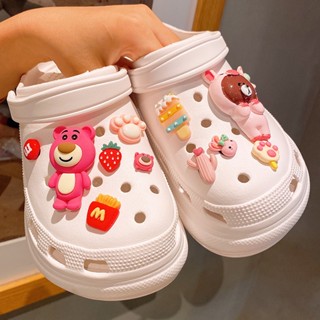 CROCS ชุดเครื่องประดับ เข็มกลัด รูปการ์ตูนอนิเมะโดราเอมอน ปิกาจู สตรอเบอร์รี่ หมีน่ารัก สําหรับตกแต่งรองเท้าผู้หญิง