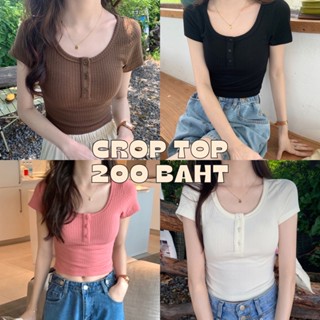 พร้อมส่ง เสื้อยืดคอกลมแขนสั้นสีพื้น มี4สี ทรงครอป ทรงเข้ารูป กระดุมคอเสื้อถอดได้ ผ้ายืดร่อง งานป้ายMiss sumeyคุณภาพดีค่ะ