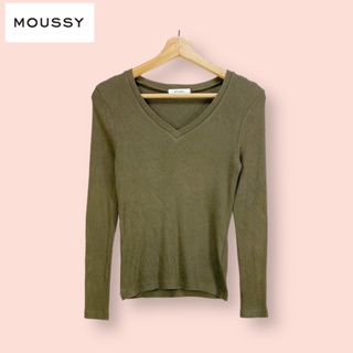 เสื้อ Moussy ผ้ายืดคอตต้อน100%อย่างดี  เสื้อทรงสวยน่ารักคอวีสวยมาก ผ้าร่อง สีสวย ผ้าดีทิ้งตัวสวย ตัดเย็บละเอียด