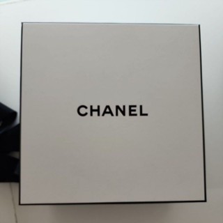 Chanel กล่องใส่ของขวัญ พร้อมกระดาษห่อมีลายโลโก้