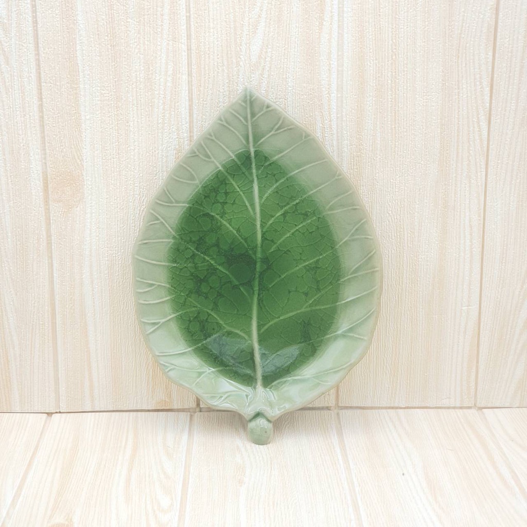 จานเซรามิค ทรงใบไม้ สีเขียวหยก เนื้อหนา  มี 3 ขนาด   6.75 x 9.6 นิ้ว  ,  7.6 x 11 นิ้ว  และ  8.75 x 12.6 นิ้ว - รูปที่ 4