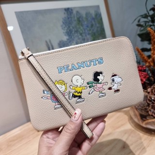 COACH CF215 COACH × PEANUTS CORNER ZIP WRISTLET WITH SNOOPY PRESENT MOTIF