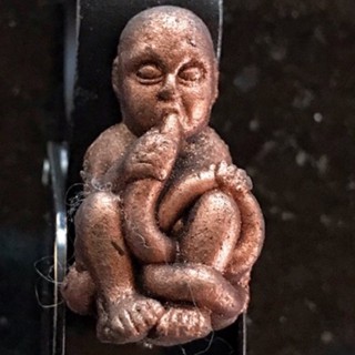 กุมารทอง ดูดรก หลวงปู่ญาท่านเขียน เนื้อผงพรายกุมาร ผสมว่านไพรดำ ( ว่านมีตัว เก่ง ขลัง )  แยกจากชุดกรรมการ
