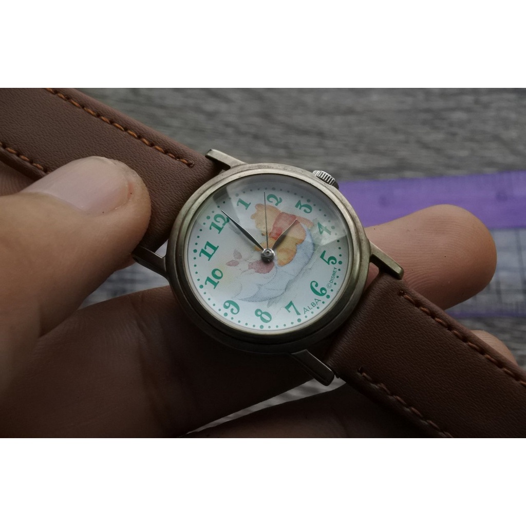 นาฬิกา Vintage มือสองญี่ปุ่น ALBA V501 6Y20 หมีพูห์ ระบบ QUARTZ ผู้หญิง ทรงกลม กรอบเงิน หน้าขาว หน้าปัด 28mm