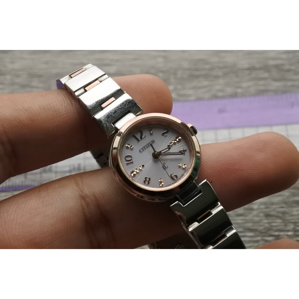 นาฬิกา Vintage มือสองญี่ปุ่น CITIZEN XC ระบบ SOLAR ผู้หญิง ทรงกลม กรอบทอง หน้าเทา หน้าปัด 23mm
