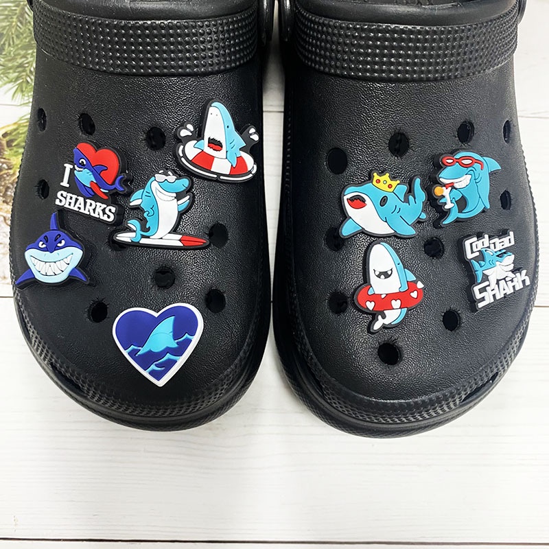 CROCS หัวเข็มขัด PVC รูปการ์ตูนปลาฉลามน่ารัก เหมาะกับของขวัญ สําหรับตกแต่งรองเท้าเด็ก