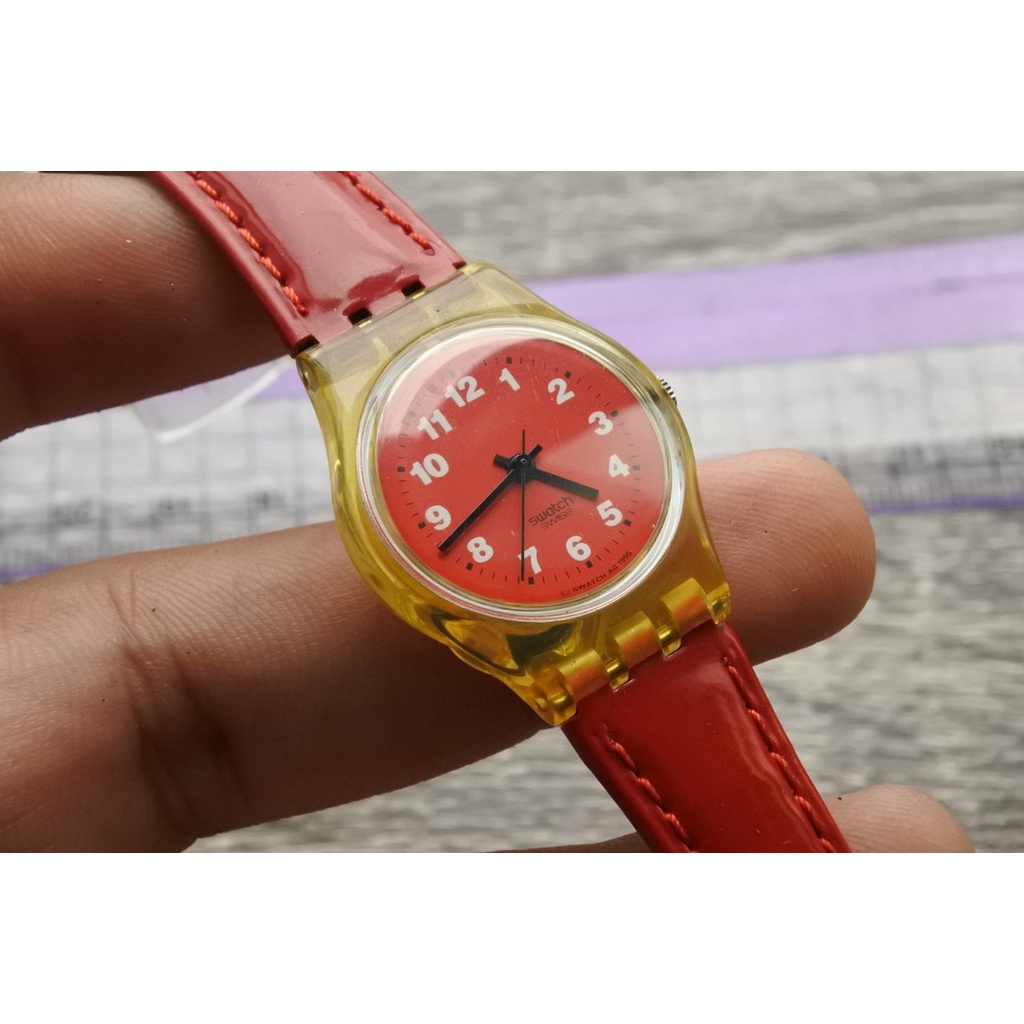 นาฬิกา Vintage มือสองญี่ปุ่น SWATCH SWISS MADE ระบบ QUARTZ UNISEX ทรงกลม กรอบทอง หน้าปัดสีแดง หน้าปัด 26mm