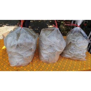 ข้าวแคบ มีทั้งแบบดั้งเดิมโรยหน้างาดำและแบบใหม่ใส่กะทิโรยหน้า…