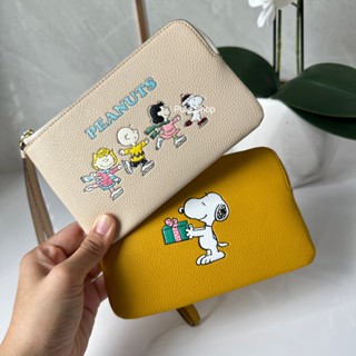 COACH CF215 PEANUTS CORNER WITH SNOOPY PRESENT MOTIF