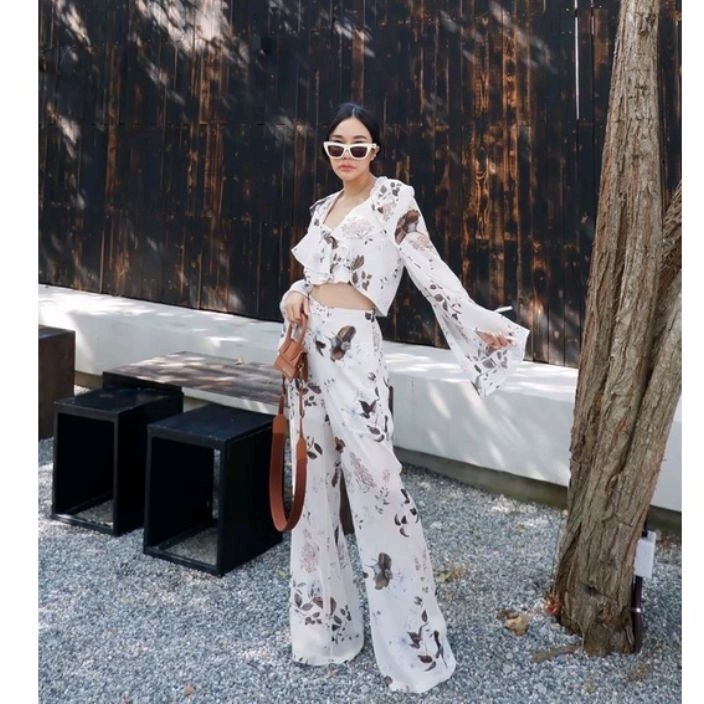 zoostudiox : crop set L-XL ใหม่มาก ใส่ครั้งเดียว ซักมือ