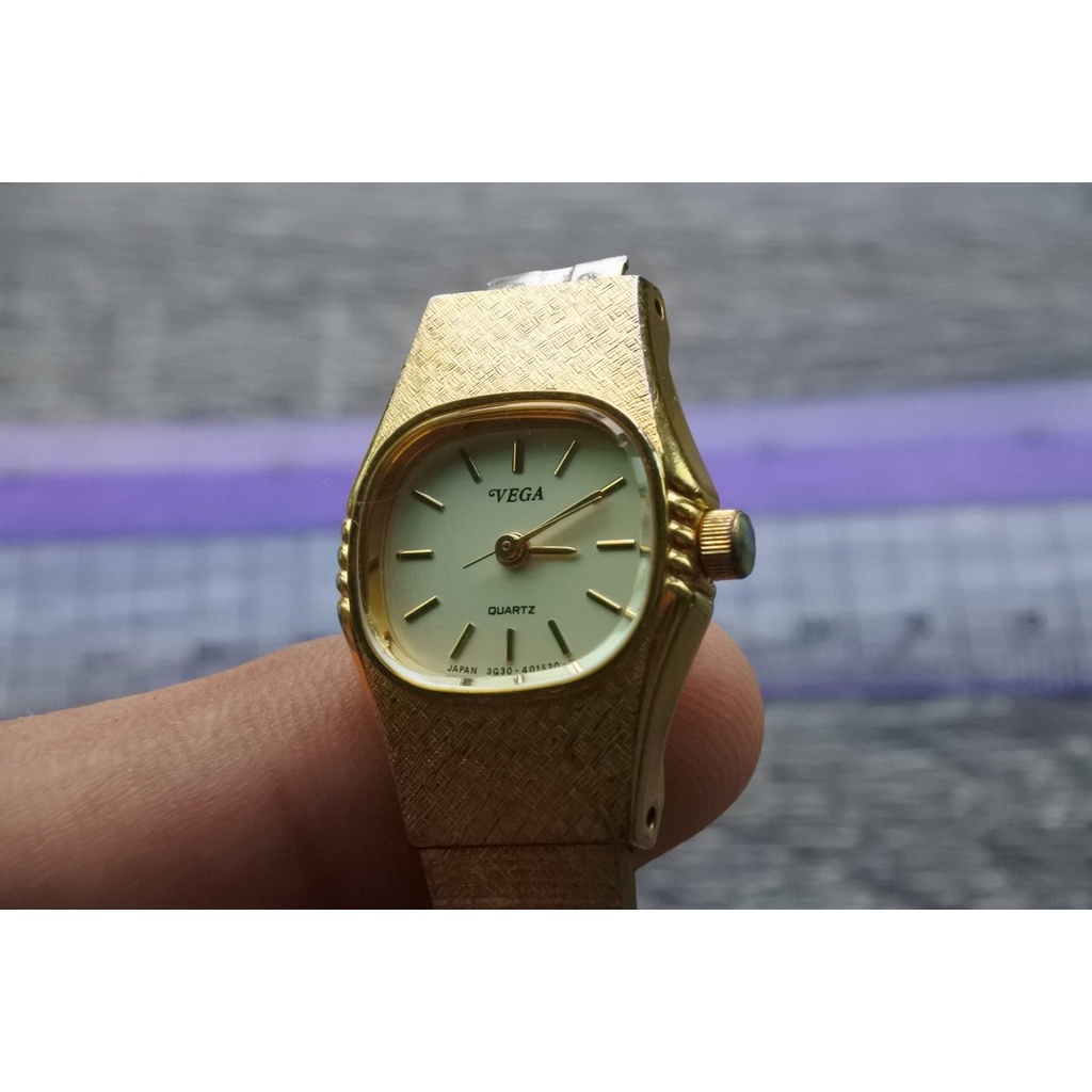 นาฬิกา Vintage มือสองญี่ปุ่น CITIZEN VEGA 1980s ระบบ QUARTZ ผู้หญิง ทรงสี่เหลี่ยม กรอบทอง หน้าทอง หน้าปัด 22mm
