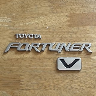 โลโก้ TOYOTA FORTUNER V ตัวหนังสือฝาท้าย (จำนวน 3 ชิ้น)