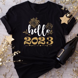 เสื้อยืดผู้ เสื้อยืดผ้าฝ้าย 2023 Hello 2023พิมพ์เสื้อยืดสุขสันต์วันปีใหม่ Party Graphic Tee เสื้อผ้า Retro วันหยุดฤดูหนา