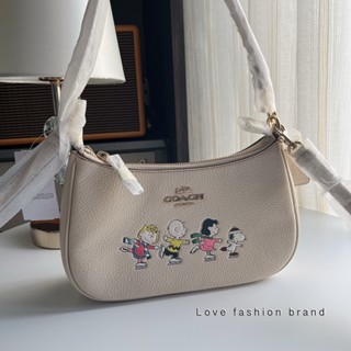 👑ผ่อน0%~แท้100%👑  กระเป๋าสะพาย COACH X PEANUTS TERI SHOULDER BAG WITH SNOOPY AND FRIENDS MOTIF (COACH CE861)