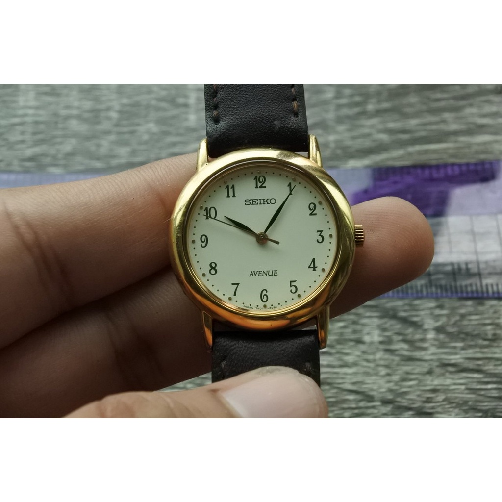 นาฬิกา Vintage มือสองญี่ปุ่น SEIKO AVENUE 7N01 6D50 ระบบ QUARTZ ผู้ชาย ทรงกลม กรอบทอง หน้าทอง หน้าปัด 30mm