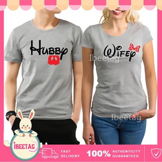 Couple T-shirt เสื้อยืดคู่รัก เสื้อยืดแขนสั้น พิมพ์ลาย Hubby Wifey น่ารัก พลัสไซซ์ แฟชั่นฤดูร้อน สําหรับผู้ชาย และผ_05