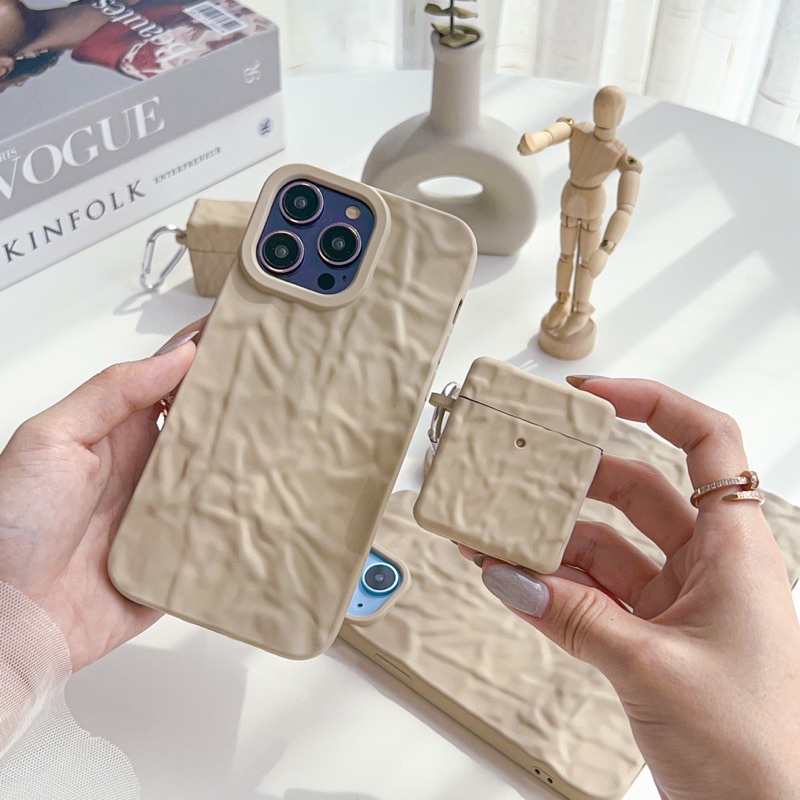 พร้อมส่งในไทย Set case T5S161&A4 เคสยูยี้โทนเบจ เคสลายยับ สำหรับ iPhone+Airpods case เคสไอโฟน 11-,14,14Pro,14Promax