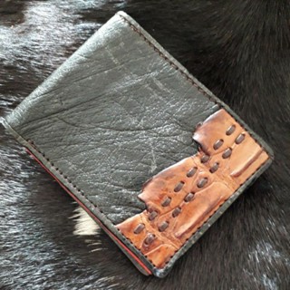 Brown wood wallet  crocodile/ Genuine  shark wallet กระเป๋าหนังจระเข้ shark wallet