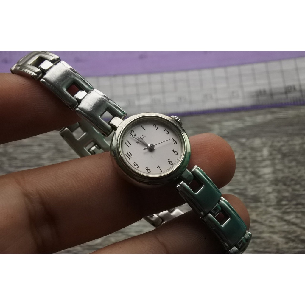 นาฬิกา Vintage มือสองญี่ปุ่น ALBA 1N01 0BE0 ระบบ QUARTZ ผู้หญิง ทรงกลม กรอบเงิน หน้าขาว หน้าปัด 20mm