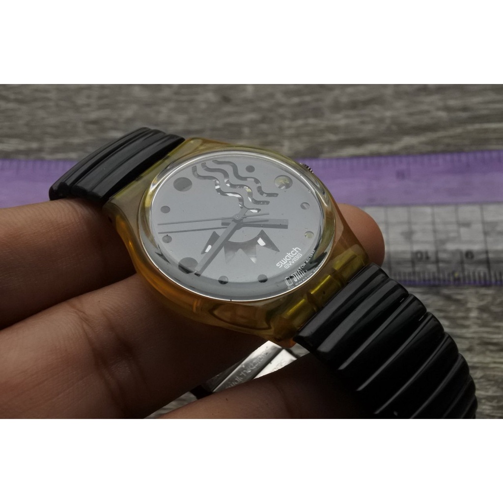 นาฬิกา Vintage มือสองญี่ปุ่น SWATCH SWISS MADE ระบบ QUARTZ UNISEX ทรงกลม กรอบทอง หน้าดำ หน้าปัด 35mm