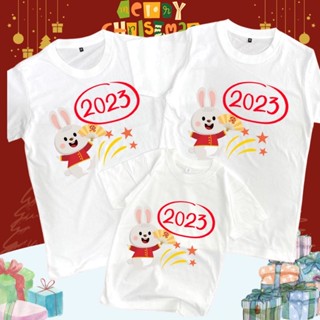 เสื้อยืดผ้าฝ้าย 2023 เสื้อยืด ลายปีใหม่ (พร้อมส่ง) เสื้อทีม เสื้อครอบครัว ผ้าcotton100% ไม่บาง ไม่หด