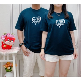 [S-5XL]ผ้าฝ้าย 100% เสื้อยืดคู่รัก พิมพ์ลาย KING QUEEN COUPLE ROMANTIC COUPLE สําหรับผู้หญิง และผู้ชาย