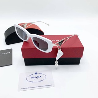 PRADA EYEWEAR LOGO-PLAQUE SYMBOLE TINTED SUNGLASSES แว่นตากันแดดแบรนด์ปราด้า triangle logo สีขาว สายคล้องแว่น