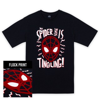 Marvel Men Spider-Man Flock Print T-Shirt(ทรง Relax) - เสื้อมาร์เวลผู้ชายพิมพ์กำมะหยี่ ลายสไปเดอร์แมน  สินค้าลิขสิทธ์แท้