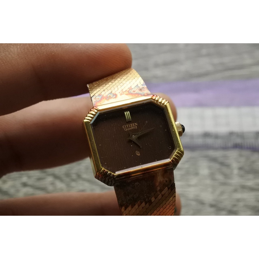 นาฬิกา Vintage มือสองญี่ปุ่น CITIZEN ระบบ QUARTZ ผู้หญิง ทรงสี่เหลี่ยม กรอบทอง หน้าสีน้ำตาล หน้าปัด 23mm