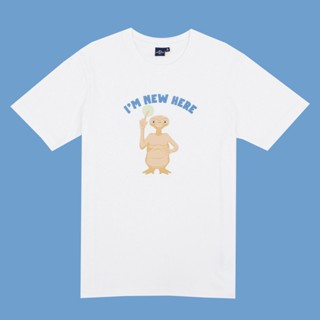 Universal Studios Men E.T. Im New Here Flock Print T-Shirt - เสื้อยืดผู้ใหญ่ลาย E.T.พิมพ์ลาย ตัวอักษร IM NEW HERE พิมพ