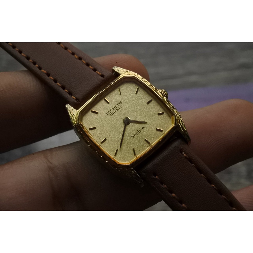 นาฬิกา Vintage มือสองญี่ปุ่น TECHNOS SOPHIA SWISS MADE ระบบ QUARTZ ผู้หญิง ทรงสี่เหลี่ยม กรอบทอง หน้าทอง หน้าปัด 22mm
