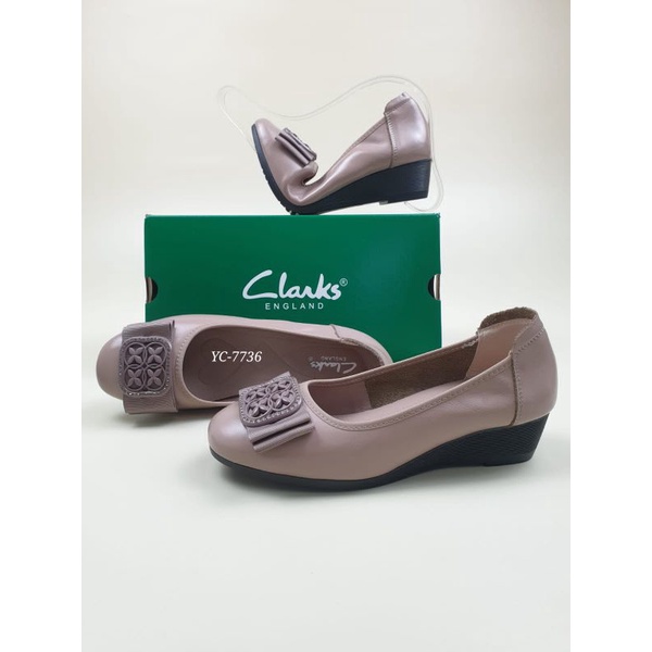 Clarks รองเท้าหนังแท้ 100% นําเข้า รองเท้าส้นเตารีด คุณภาพดี ขนาด 4 ซม. ฟรีกล่อง 35-41