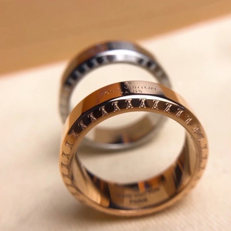 แหวนแกะสลักตัวอักษร titanium สำหรับทั้งผู้ชายและผู้หญิง สไตล์คลาสสิก พร้อมมอบเป็นของขวัญที่เหมาะสมในหลากหลายโอกาส