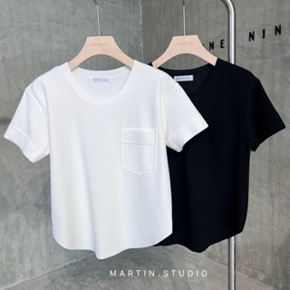 เสื้อคอกลมกุ๊นคอ แต่งกระเป๋าหน้า (C159) Martin Studio