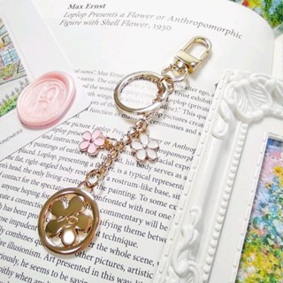 พวงกุญแจดอกไม้ห้อยกระเป๋าอะไหล่ทอง La Douceur Blossom Bag Charm and Key Holder