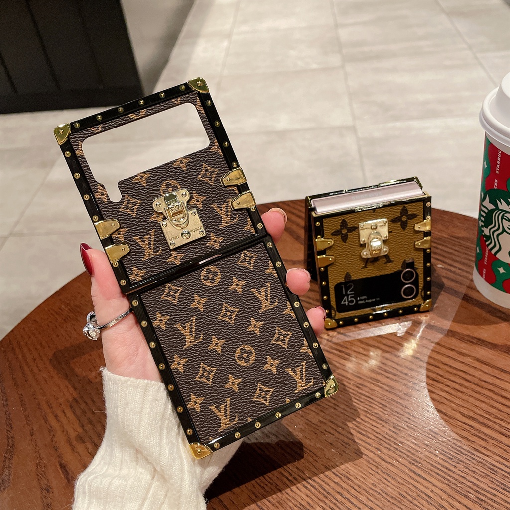 คลาสสิก L//V หรูหรา PU หนังออกแบบขาตั้งพับเคสโทรศัพท์ Samsung Galaxy Z Flip6 5G Z Flip 3 4 5 6 กรณี Anti-Scratch ShookProof กรณีสแควร์โทรศัพท์มือถือกรณี protector