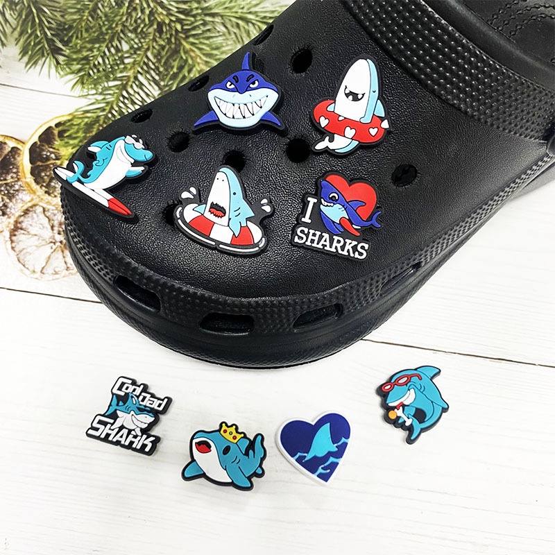 CROCS หัวเข็มขัด PVC รูปการ์ตูนปลาฉลามน่ารัก เหมาะกับของขวัญ สําหรับตกแต่งรองเท้าเด็ก
