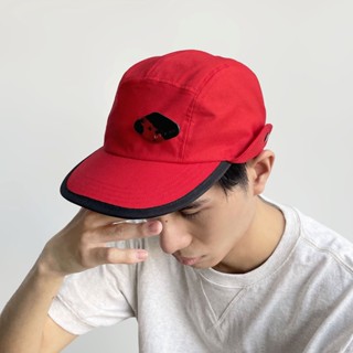 หมวกจากผ้ารีไซเคิลจากขวดน้ำดื่ม - สีแดง ฟรี!! เข็มกลัดจากอวนจับปลาใช้แล้ว