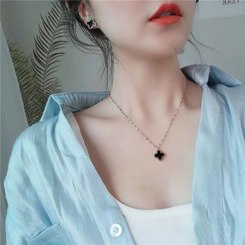 สร้อยคอไทเทเนียม เหล็กสเตนเลส ชุบทอง 18k จี้ใบโคลเวอร์สี่แฉก เครื่องประดับแฟชั่น สไตล์เกาหลี